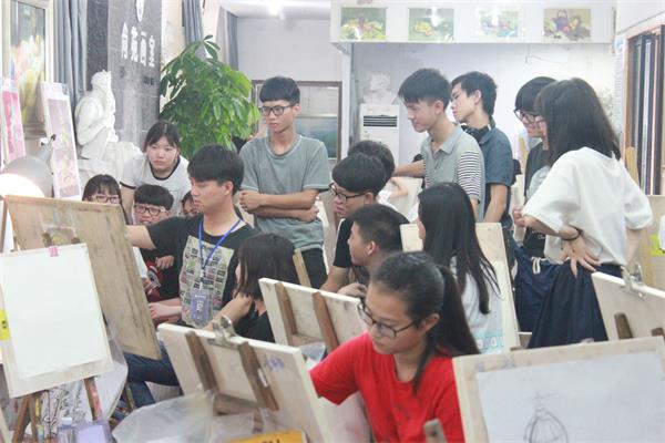 武汉尚苑画室老师为学生耐心讲课中